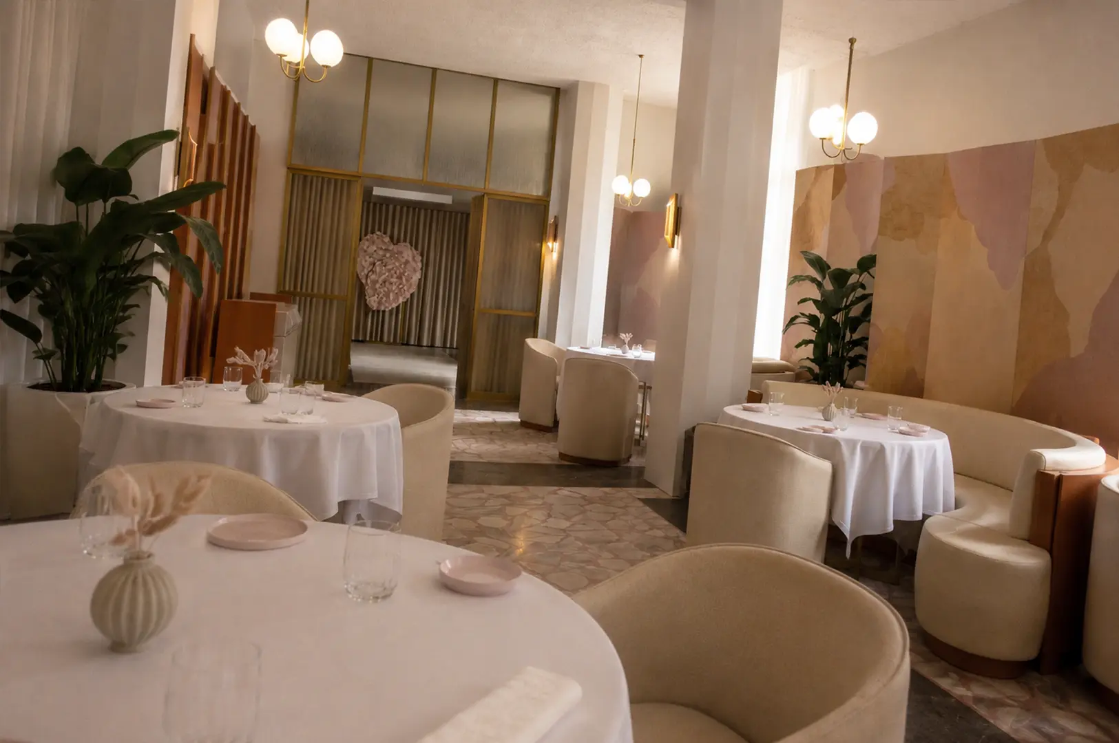 Elegant dining room at Odette Singapore with cream-toned interiors, round tables, and sophisticated fine dining décor.