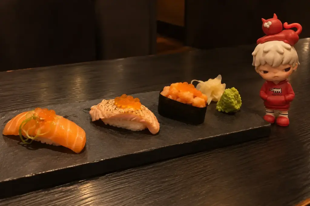 Sen-ryo salmon sushi platter with aburi salmon and salmon gunkan